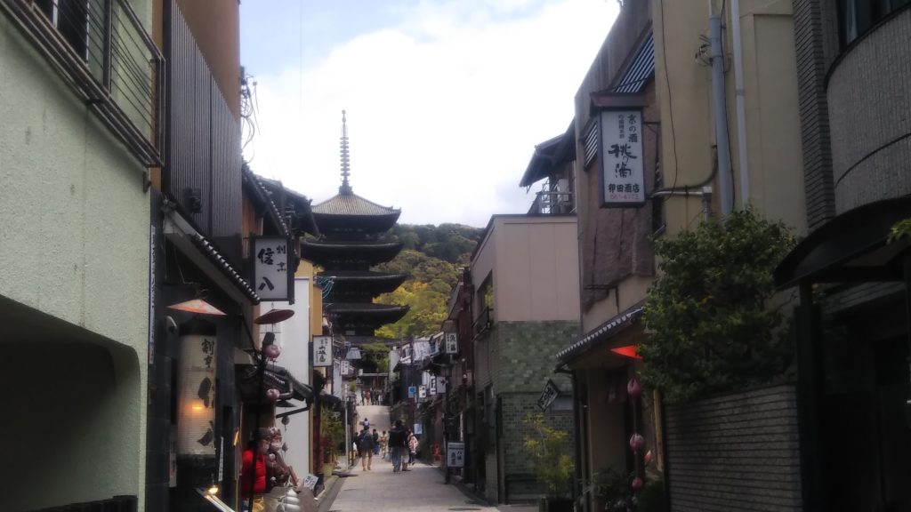 京都ではあらかじめ予定していた観光客が微増＜写真・八坂通から八坂の塔を見る＞